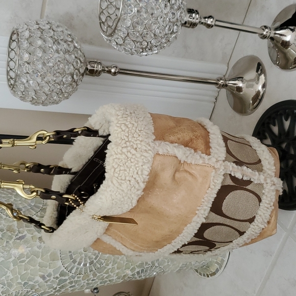 π₯³πHOST PICK!ππ₯³ π COACH Signature Fur-Trimmed Handbag π - Picture 8 of 16